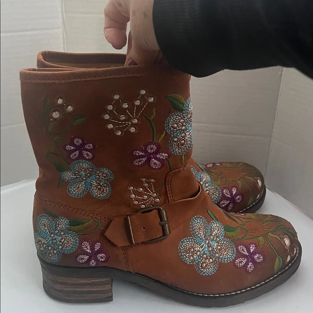 Brako flower embroidered brown zip up moto style boots size 41 women’s 10 - Picture 3 of 9